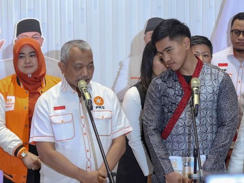 FOTO: Senyum Kaesang Jabat Tangan dengan Presiden PKS Ahmad Syaikhu Saat Silaturahmi Antar Partai Politik di Markas PKS