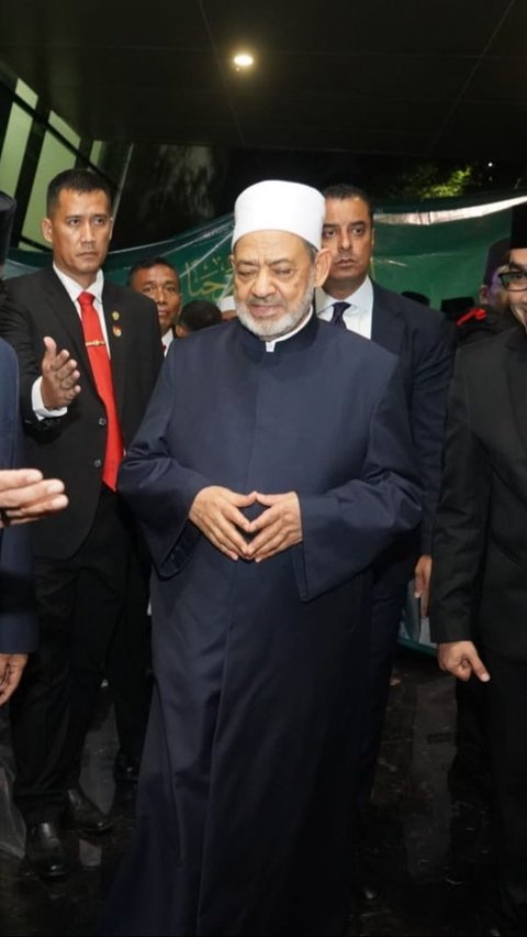 Grand Syekh Al Azhar Tiba di Indonesia, Disambut Hangat Menag Yaqut