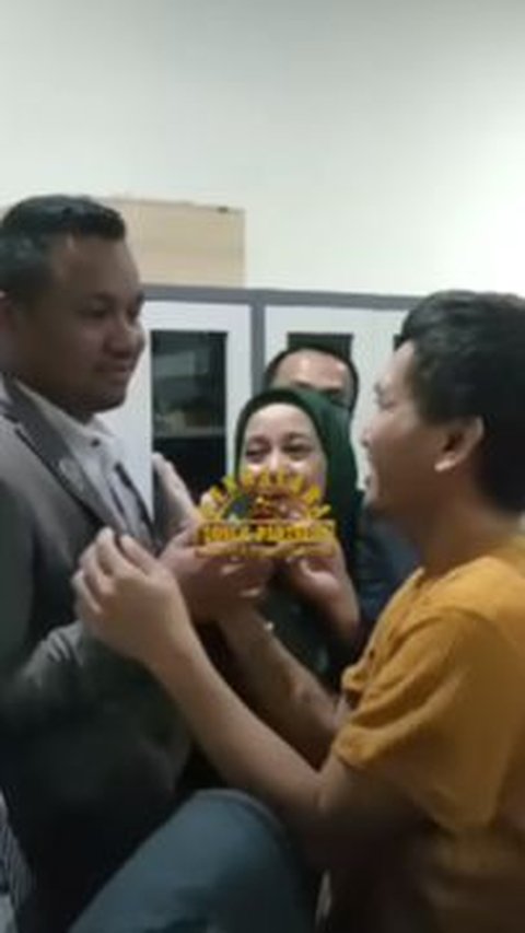 Tak berselang lama, Pegi lantas menuju ke tim kuasa hukum. Beberapa sosok nampak mendapat pelukan dan senyuman hangat dari pria yang diketahui berusia 27 tahun itu.