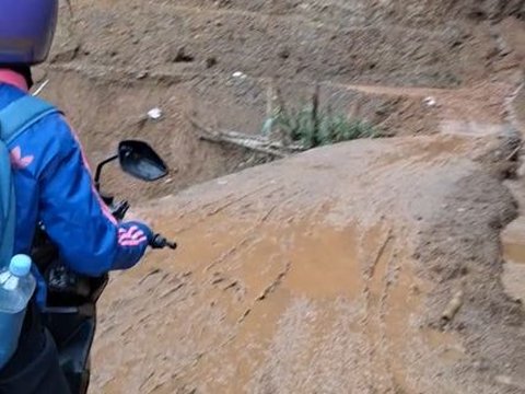 Wanita Ini Rela Melewati Jalan Ekstrim untuk Pergi Kerja, Penampakan Jalurnya Bikin Ngeri Warganet