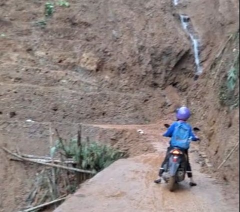 Wanita Ini Rela Melewati Jalan Ekstrim untuk Pergi Kerja, Penampakan Jalurnya Bikin Ngeri Warganet