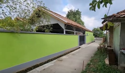 Rumah tersebut rupanya merupakan hasil jerih payah sang Ibu. Di mana sang Ibu juga sempat menjadi seorang TKW di Arab Saudi selama 30 tahun. <br>