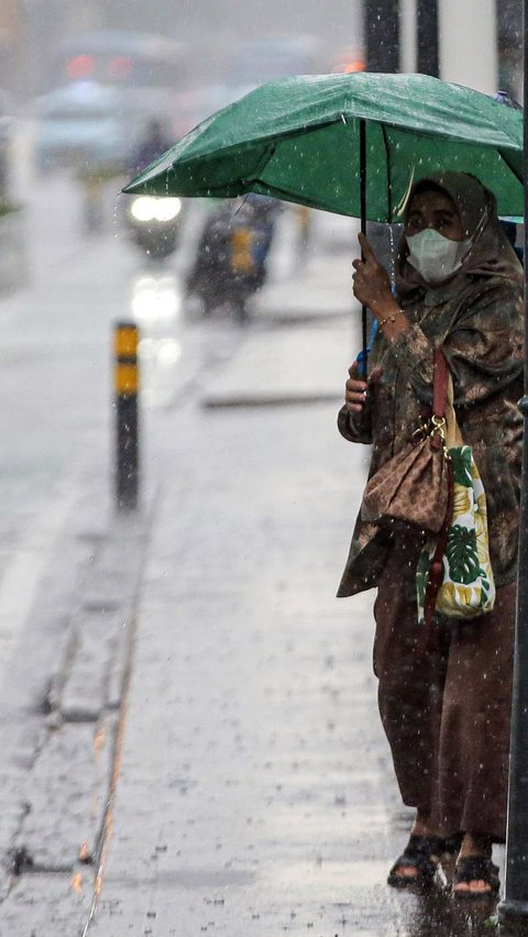 Cuaca Ekstrem Landa Jakarta, Warga Diminta Hindari Pinggir Sungai dan Waduk