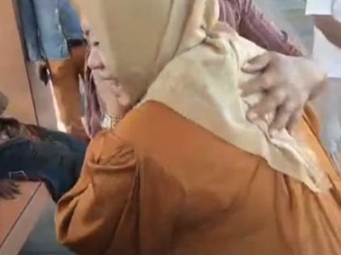 Ibu-ibu Ini Bertemu Sosok Gurunya saat SD Mengamen di Terminal, Momen Perjumpaannya Bikin Haru