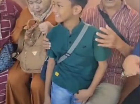 Ibu-ibu Ini Bertemu Sosok Gurunya saat SD Mengamen di Terminal, Momen Perjumpaannya Bikin Haru