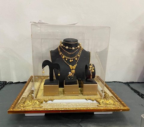 Make Envious! Newly Engaged, Prospective Bride in Central Sulawesi Brings Luxurious Dowry: Money Bouquet, a Set of Gold Jewelry, and Umrah Package