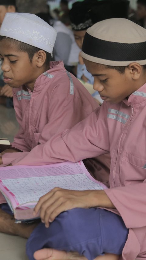 Definition of Idul Yatama or Hari Raya Anak Yatim, Complete with Prayers when Wiping Their Heads.