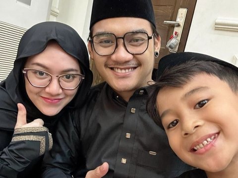 Tampil Mengenakan Gamis Hitam, ini Potret Cantik Happy Asmara saat Hadir di Acara Pengajian Gus Iqdam Bareng Suami