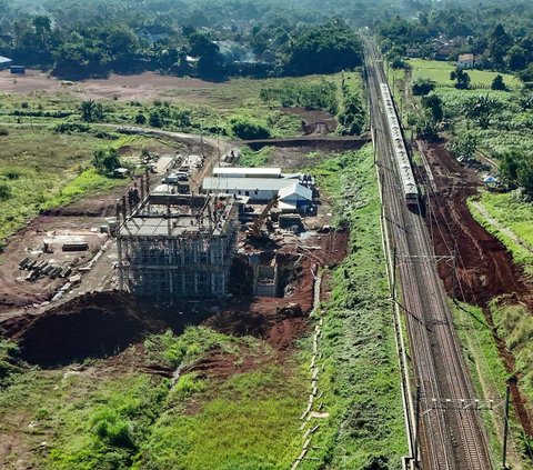 Sebuah kereta rel listrik (KRL) melintas di dekat proyek pembangunan Stasiun Jatake, Pagedangan, Kabupaten Tangerang, Banten, Selasa (9/7/2024). PT Kereta Api Indonesia bekerja sama dengan PT Sinar Mas Land membangun stasiun kereta api di KM 37+045 Rute Tanah Abang-Rangkas Bitung dengan luas bangunan kurang lebih 3.000 meter persegi. Foto: Merdeka.com/Arie Basuki