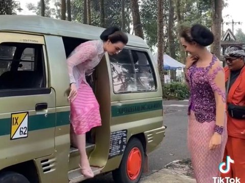 Viral, Begini Aksi Sekelompok Bule Kondangan Naik Angkot dan Pakai Kebaya Lengkap dengan Sanggul di Baturraden