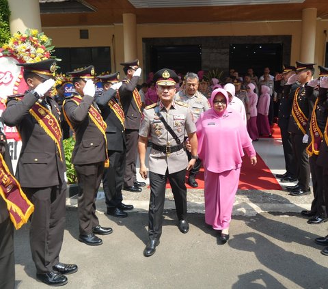 Momen Haru saat Seluruh Personel Mengantarkan Brigjen Sabilul Alif Meninggalkan Polda Banten