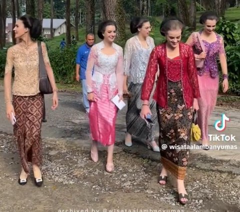 Viral, Begini Aksi Sekelompok Bule Kondangan Naik Angkot dan Pakai Kebaya Lengkap dengan Sanggul di Baturraden