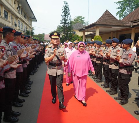 Momen Haru saat Seluruh Personel Mengantarkan Brigjen Sabilul Alif Meninggalkan Polda Banten