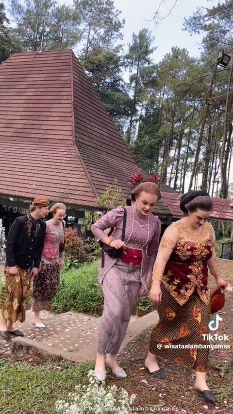 Tak hanya wanita, bule pria juga tampil dengan beskap dan belangkon layaknya laki-laki Jawa.