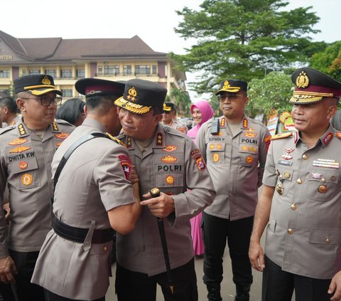 Momen Haru saat Seluruh Personel Mengantarkan Brigjen Sabilul Alif Meninggalkan Polda Banten