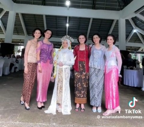 Viral, Begini Aksi Sekelompok Bule Kondangan Naik Angkot dan Pakai Kebaya Lengkap dengan Sanggul di Baturraden