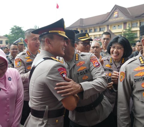 Momen Haru saat Seluruh Personel Mengantarkan Brigjen Sabilul Alif Meninggalkan Polda Banten