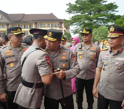 Momen Haru saat Seluruh Personel Mengantarkan Brigjen Sabilul Alif Meninggalkan Polda Banten