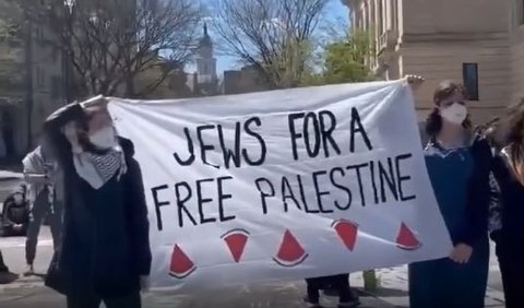 Melihat adanya spanduk yang bertuliskan 'Jews for a Free Palestine' yang dibentangkan oleh mahasiswa. <br>