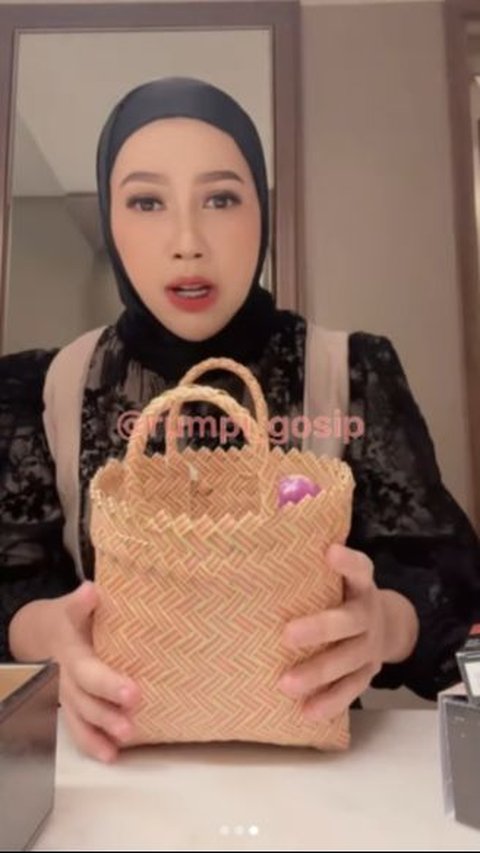 In the shared video by rumpi_gosip, a woman shows a souvenir that she obtained after attending Clarissa Putri's wedding.