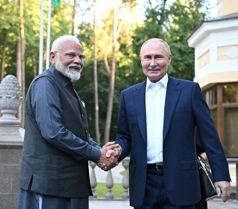 Presiden Rusia, Vladimir Putin menerima kedatangan Perdana Menteri (PM) India Narendra Modi di kediaman negara Novo-Ogaryovo, dekat Moskow, Rusia, pada 8 Juli 2024. Putin tampak memberikan sambutan mesra kepada Narendra Modi dalam sebuah pertemuan yang membuat Amerika Serikat 'ketar-ketir'. Foto: Sputnik/Pool via REUTERS