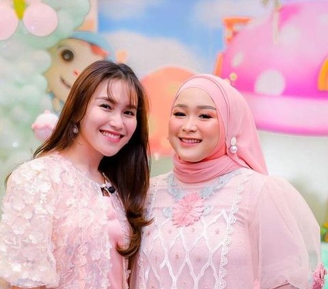 Ayu Ting Ting Complains After Her Sister Gives Birth to Her Second Child: She Just Gives Birth Easily, I'm the One Raising the Child