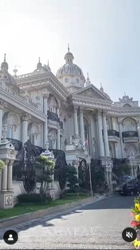 Meanwhile, this is a portrait of Daffa Nabilah's luxurious house that successfully made netizens stunned. Its appearance truly resembles a royal palace.