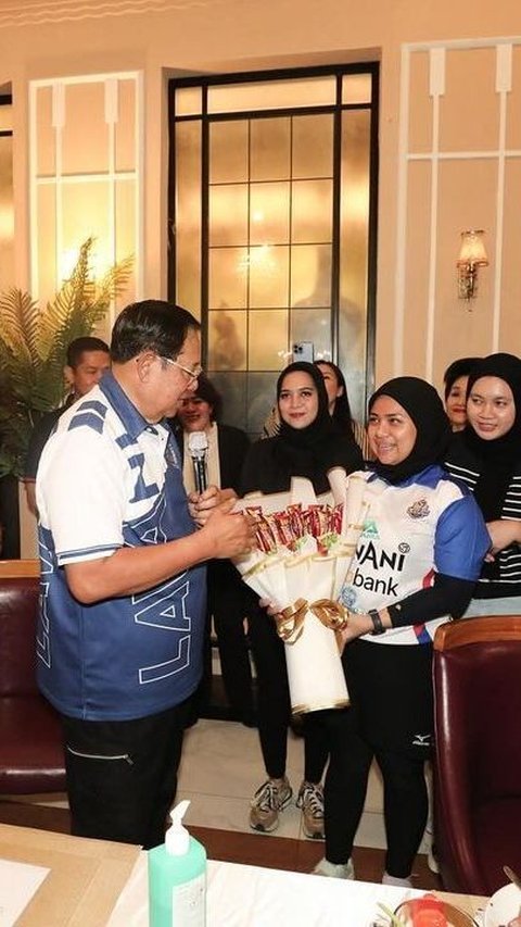 SBY Diberi Hadiah Buket Oleh Keluarga Besar Tim Voli Lavani, Isinya Bikin Warganet Terharu