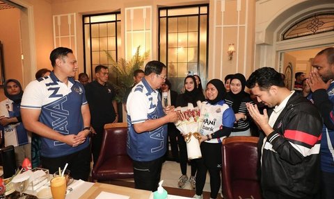 SBY Diberi Hadiah Buket Oleh Keluarga Besar Tim Voli Lavani, Isinya Bikin Warganet Terharu