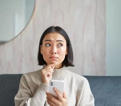 Sad Wife Complains Feeling Excluded for Not Being Added to Husband's Family WhatsApp Group, Netizens: Should Be Happy Instead