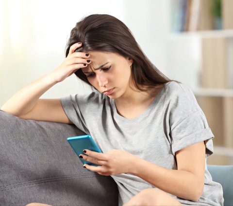 Sad Wife Complains Feeling Excluded for Not Being Added to Husband's Family WhatsApp Group, Netizens: Should Be Happy Instead