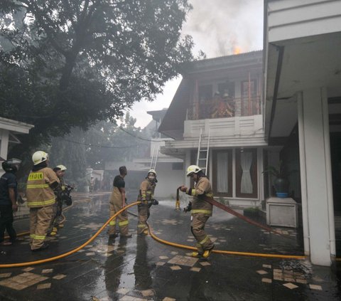 Musibah kebakaran melanda salah satu rumah mewah di kawasan elit Menteng, Jakarta, pada Selasa (9/7/2024) sore.<br><br>Petugas pemadam kebakaran saat ini tengah berusaha memadamkan api yang melahap bangunan tersebut. Foto: merdeka.com / Imam Buhori<br>