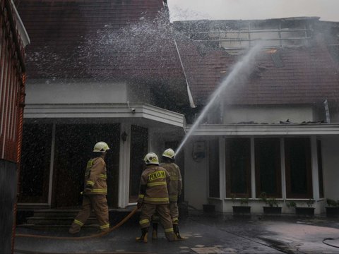 FOTO: Kebakaran Rumah Mewah di Menteng, 7 Mobil Pemadam Dikerahkan