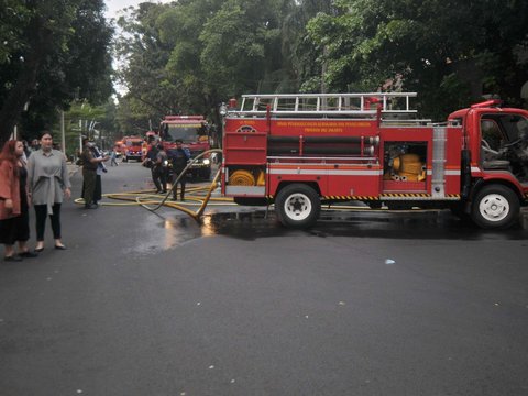 FOTO: Kebakaran Rumah Mewah di Menteng, 7 Mobil Pemadam Dikerahkan