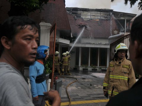 FOTO: Kebakaran Rumah Mewah di Menteng, 7 Mobil Pemadam Dikerahkan