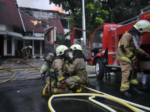 FOTO: Kebakaran Rumah Mewah di Menteng, 7 Mobil Pemadam Dikerahkan