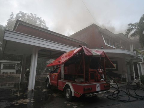 FOTO: Kebakaran Rumah Mewah di Menteng, 7 Mobil Pemadam Dikerahkan