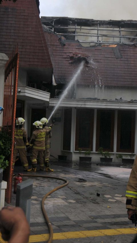 FOTO: Kebakaran Rumah Mewah di Menteng, 7 Mobil Pemadam Dikerahkan<br>