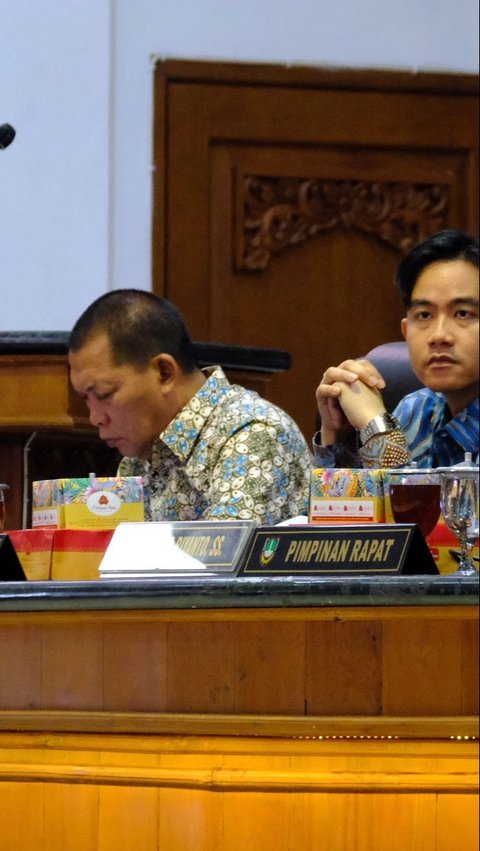 Gibran Batuk-Batuk Baca Nota Penjelasan di DPRD Solo Usai Dihujani Interupsi PDIP