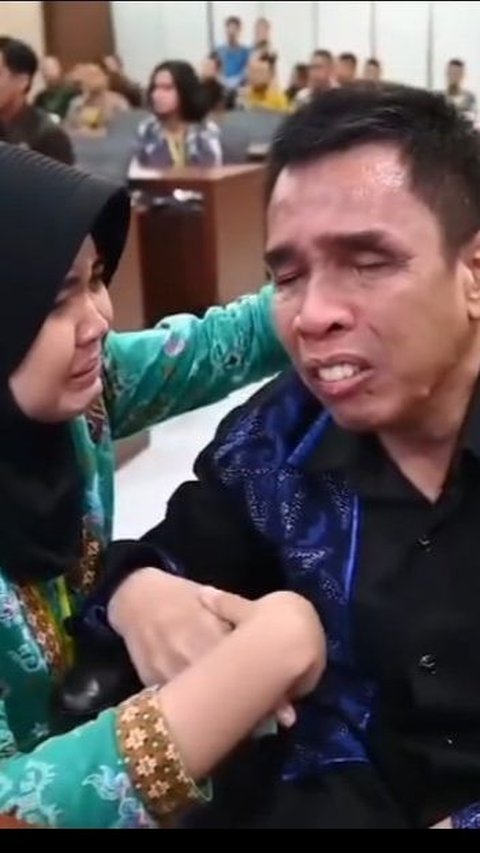 Momen Haru Anak Korban Bom Surabaya Lolos jadi Polwan, Ucap Syukur Sambil Peluk dan Cium Sang Ayah