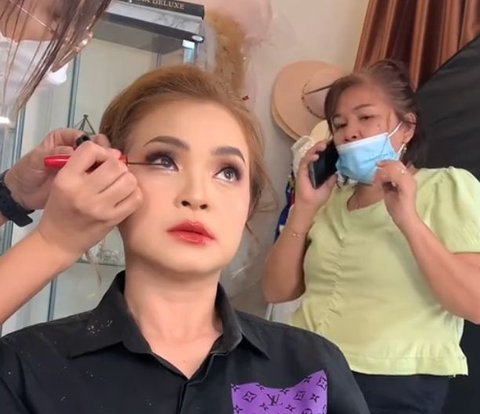 Makeup Artist Transforms Client for Birthday Moment, Result is Praised for Resembling Mayangsari and Rossa