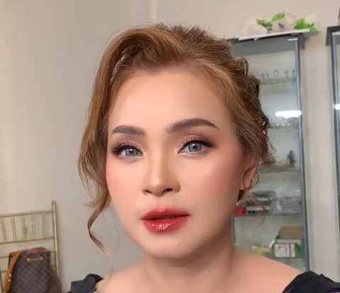 Makeup Artist Transforms Client for Birthday Moment, Result is Praised for Resembling Mayangsari and Rossa