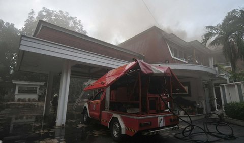 Adapun untuk penyebab kebakaran yang melanda rumah seluas 800 meter ini, diduga akibat korsleting listrik.