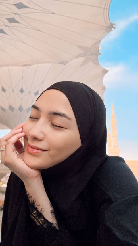 Citra Kirana refuses to be called Bu Haji (a title for a woman who has completed the Hajj pilgrimage) after returning from the Holy Land: Just call me Ciki.