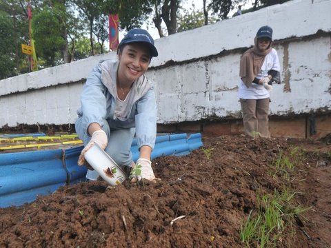 FOTO: Memanfaatkan Lahan Kosong Kanal Banjir Timur Menjadi Produktif dengan Menanam Bibit Sayuran dan Buah-Buahan