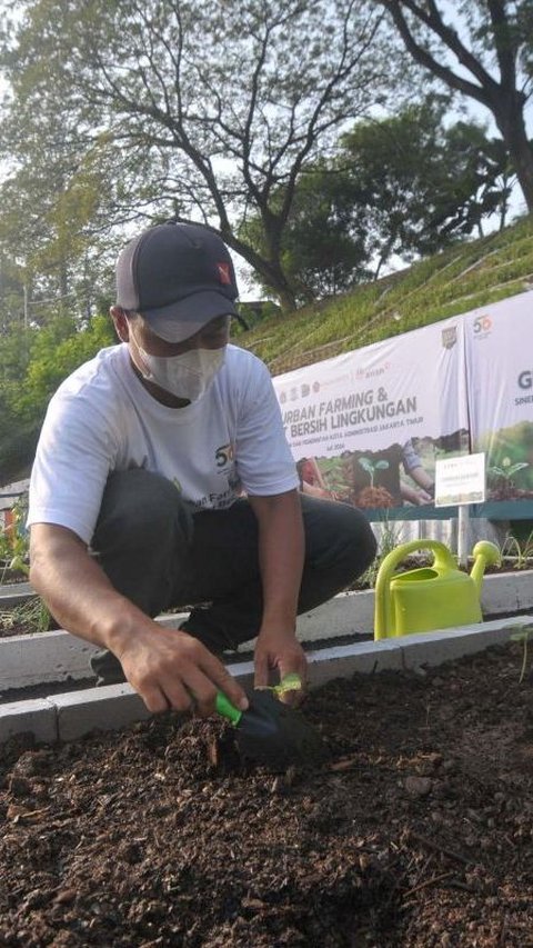 Kegiatan ini sekaligus untuk menciptakan lingkungan yang hijau dan asri di sekitar KBT. Foto: merdeka.com / Imam Buhori<br>