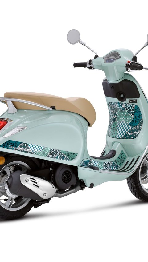 Vespa Primavera Batik dilengkapi dengan Jok dan Top Box