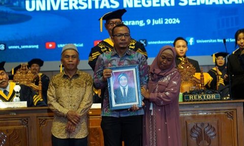 Potret Haru Orang Tua Wakili Mendiang Anaknya Wisuda di Unnes, Bikin Rektor hingga Peserta Berurai Air Mata