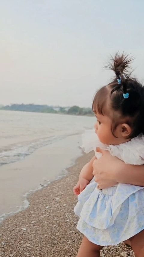 Selain menjadi kali pertama Cundamani bermain di pantai, ini juga merupakan momen pertama bagi Cunda melihat senja turun di lautan lepas. 