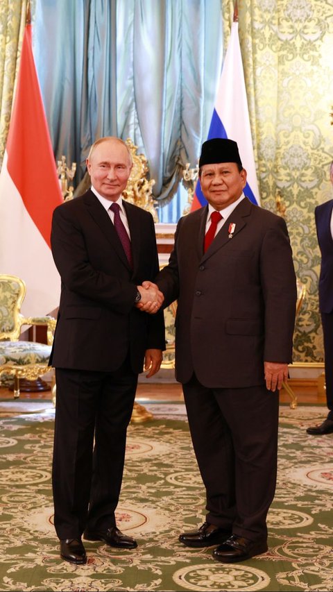 Dua Momen Akrab Prabowo Genggam Erat Tangan Presiden Putin, Berjalan Gagah Dikawal Mayor Teddy